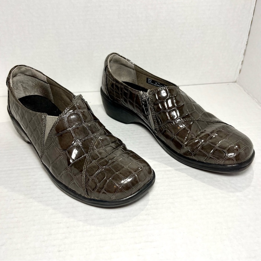 Clarks Bendables Women's 8.5 M Brown Side Zip Crocodile Print Loafer Clogs
